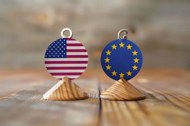 Flaggen-Symbole der USA und Europäischen Union