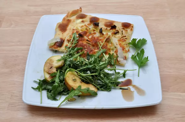 Flammkuchen mit Rucola-Salat