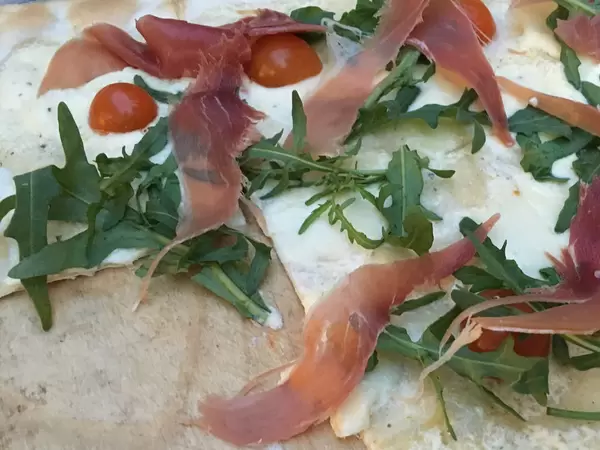 Flamkuchen mit Schinken und Rucola