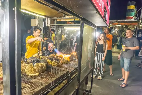 Flammbierte Durian Früchte auf dem Grill auf dem Ratchada Rod Fai Nachtmartk in Bangkok