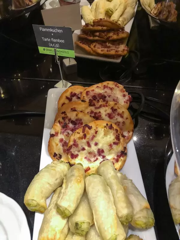 Flammkuchen und kleine Gemüserollen