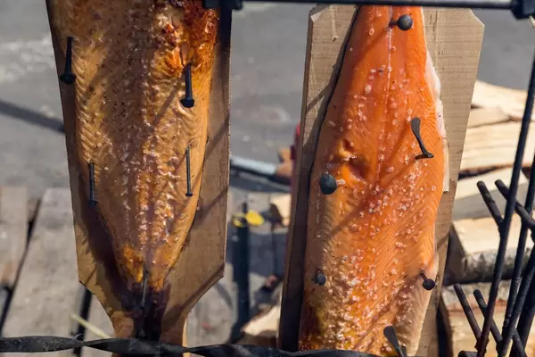 Flammlachs auf Brettern