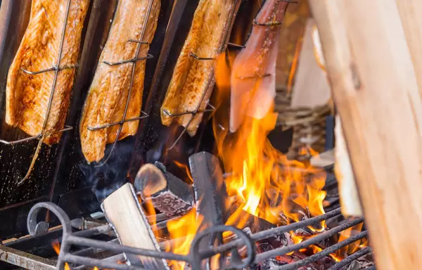 Flammlachs vom Feuer