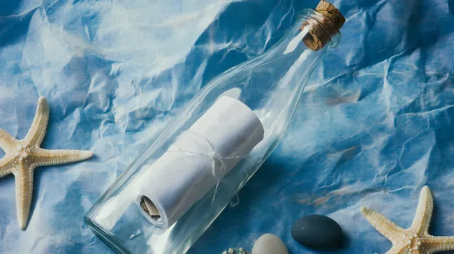Flasche mit Botschaft auf malerischem Meereshintergrund