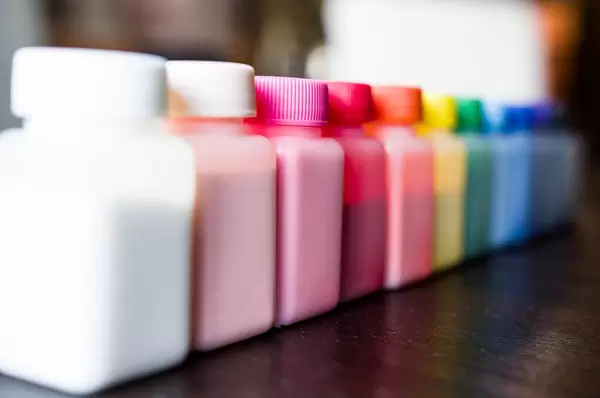 Flaschen mit Farbe