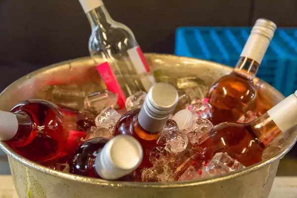 Flaschen mit rotem Vodka in Eis