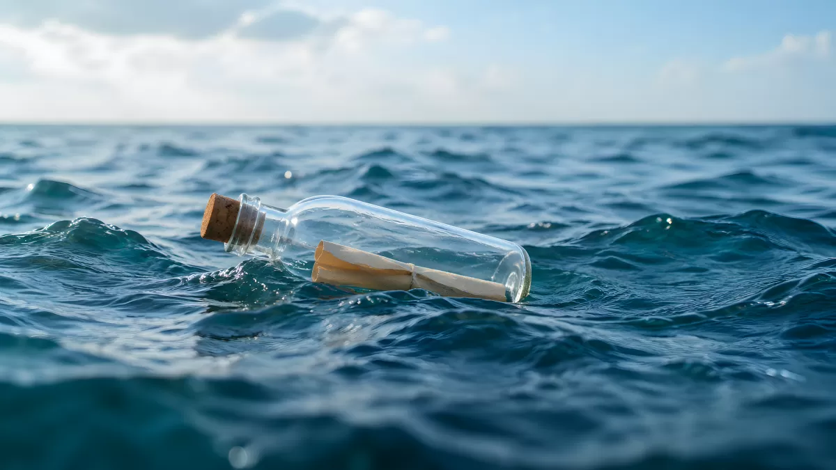 Flaschenpost treibt auf den Wellen des Ozeans