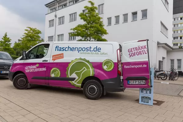 Flaschenpost-Wortspiel auf dem Lieferwagen eines Getränkelieferanten