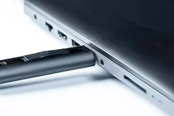 Flash-Speicherlaufwerk an einen Laptopanschluss angeschlossen