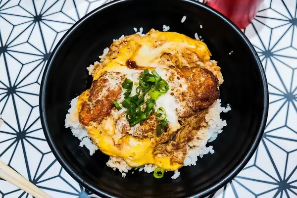 Flat lay shot von Katsudon mit Schweinefleisch (Flip 2019)