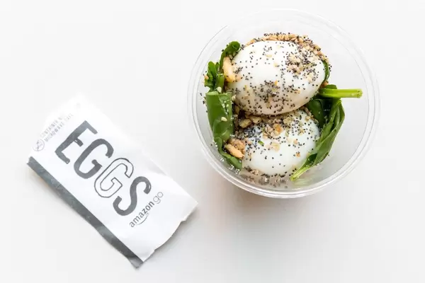 Flatlay: Salat mit gekochten Eiern in transparentem Einwegschüssel von Amazon Go