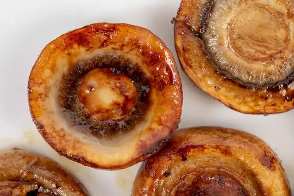 Flatlay und Nahaufnahme von gebratenen Pilzen