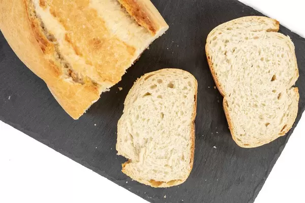 Flatlay von geschnittenen Weißbrotscheiben