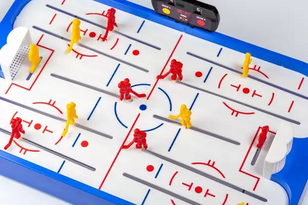 Flatlay von Hockey Tischspiel mit gelben und roten Plastik Hockey-Spieler