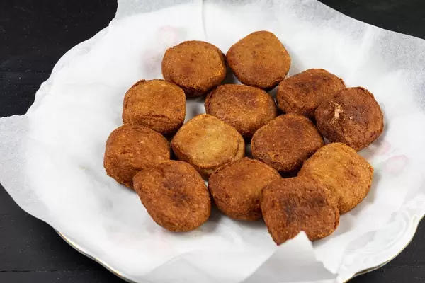 Fleischbällchen aus Hühnerhackfleisch auf einer weißen Serviette