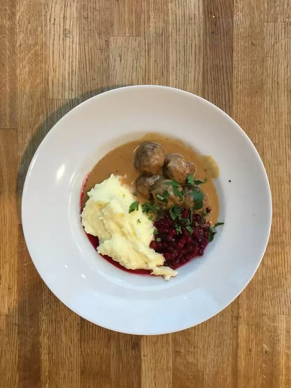 Fleischbällchen mit Kartoffelpüree und Preiselbeersauce