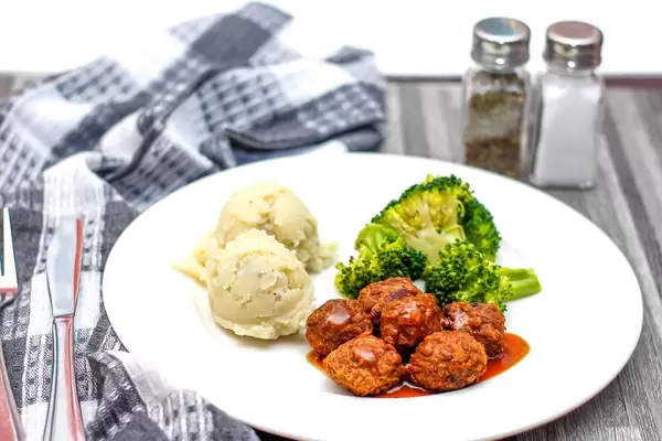 Fleischklößchen mit Kartoffelbrei und Brokkoli