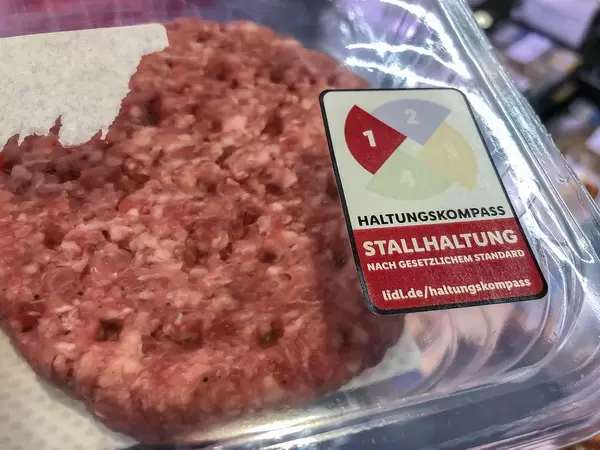 Fleischlabel von LIDL klärt über Tierwohl und Haltungsbedinungen mit Haltungskompass auf, von Stallhaltung bis Premium