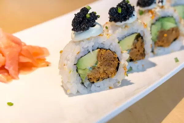 Fleischloses Mittagessen für Veganer, mit dem Sushi "Lucky No Fish", gefüllt mit veganem Thunfisch, veganem Kaviar-Ersatz, und Avocadostücke