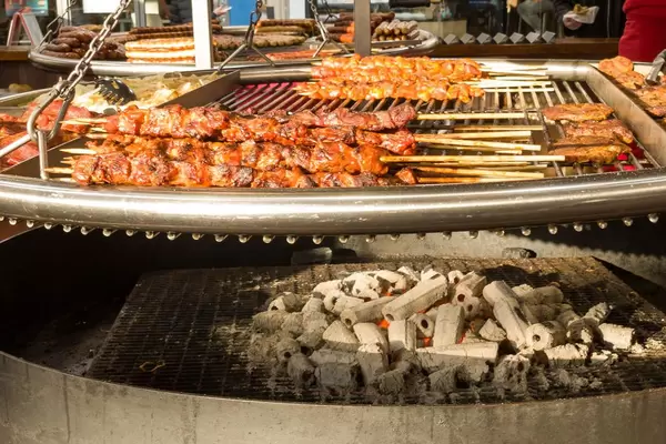 Fleischspieße am Grill