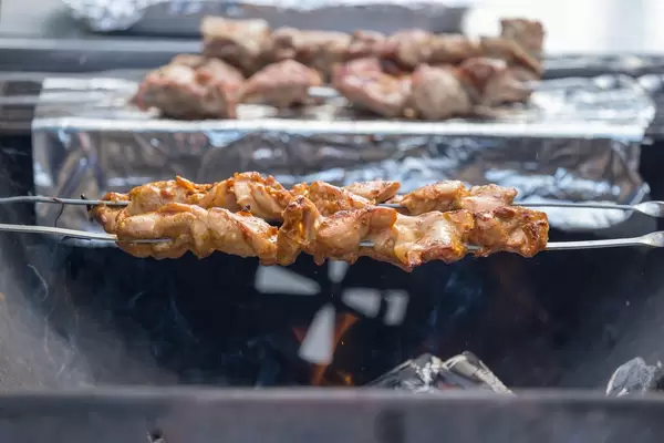 Fleischspieße auf einem Holzkohlengrill
