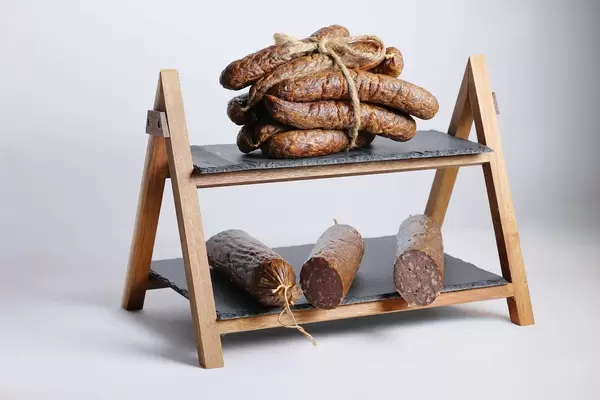 Fleischwurst aus Schweinefleisch und Salamiwurst