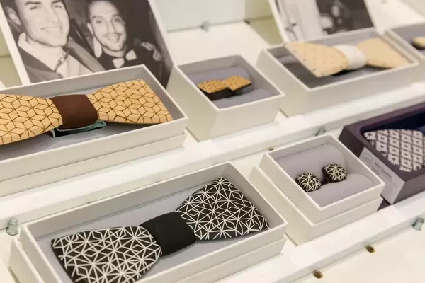 Fliegen und Manschettenknöpfe für Herrenanzüge in hübschen Boxen in Verkaufsauslage