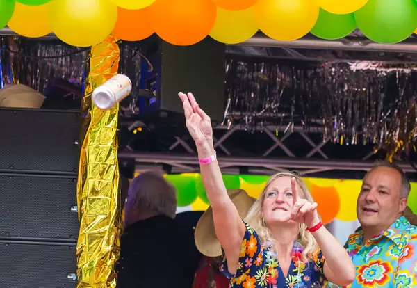 Fliegende Astra-Dosen auf dem Schlagermove