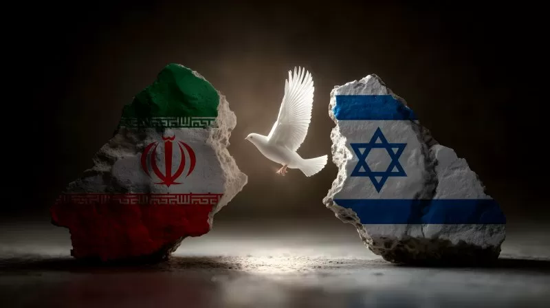 Fliegende Friedenstaube zwischen Israelflagge und Iranflagge