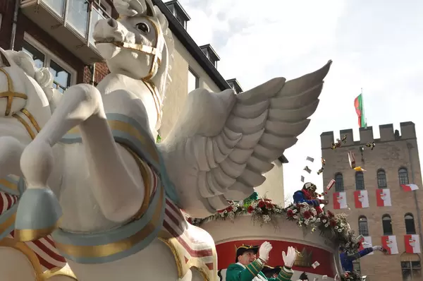 Fliegende Kamelle am Rosenmontagszug 2012