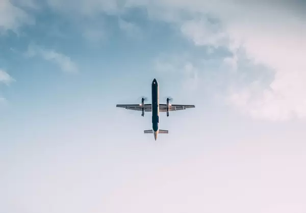 Fliegendes Propellerflugzeug von unten fotografiert