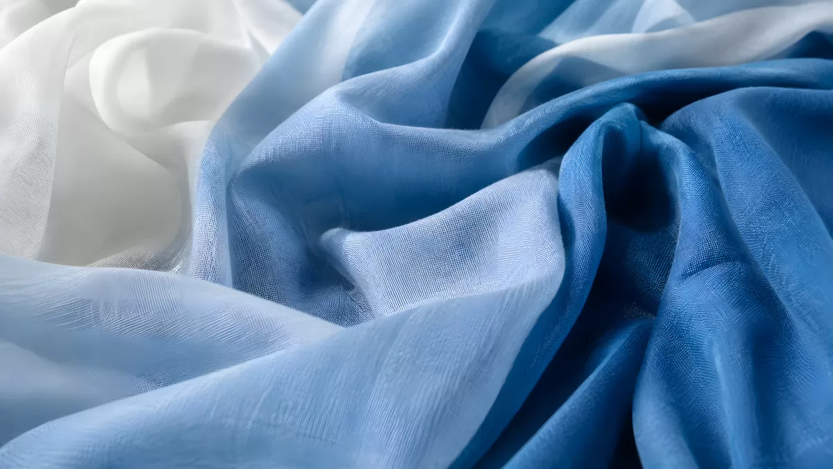 Fließender Chiffonstoff in Blau-Weiß-Farbverlauf
