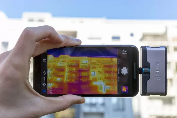 FLIR Infrarotkamera angeschlossen an ein iPhone