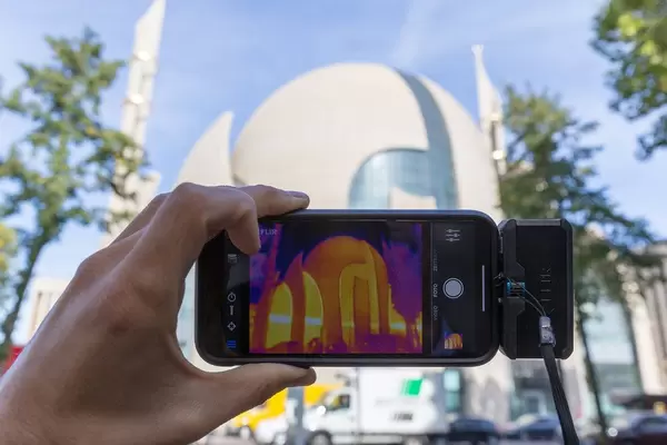 Flir One Wärmebildkamera für das Smartphone: Handyfoto von der Ditib-Zentralmoschee in Köln