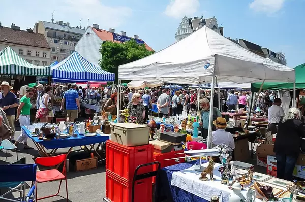 Flohmarktbesucher und Raritätensammler zwischen Antiquitäten