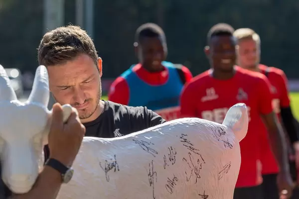 Florian Junge signiert eine Hennes VIII Figur