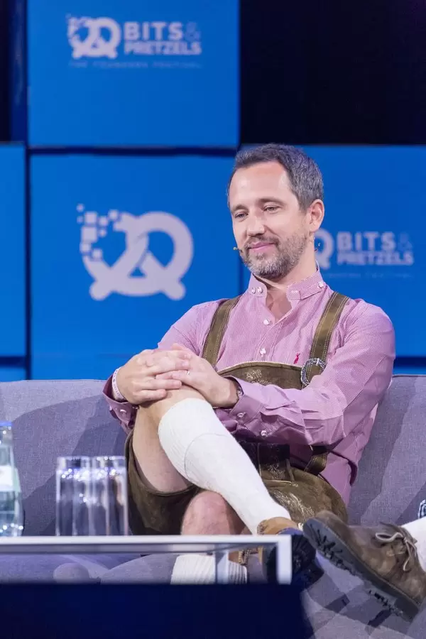 Florian Reuter - CEO von Volocopter sitzt mit verschränkten Beinen