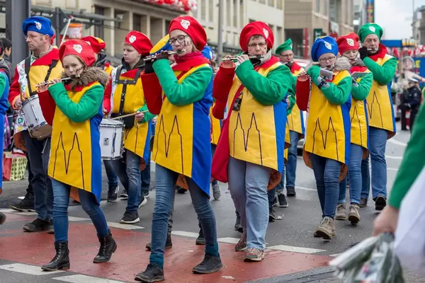 Flöte-Spielerinnen beim Rosenmontagszug - Kölner Karneval 2018