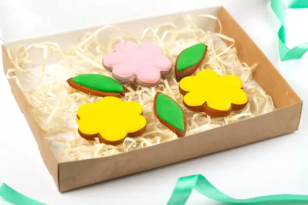 Flower-shaped cookies with colored icing, gift set for women's day