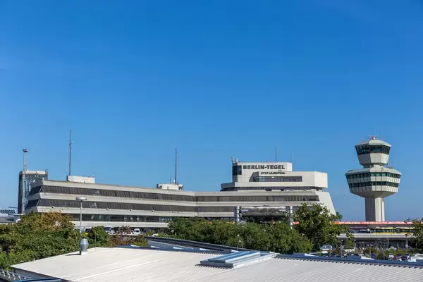 Flughafen Berlin-Tegel mit Kontrollturm