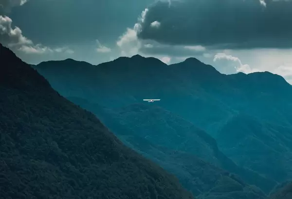 Flugzeug fliegt davon