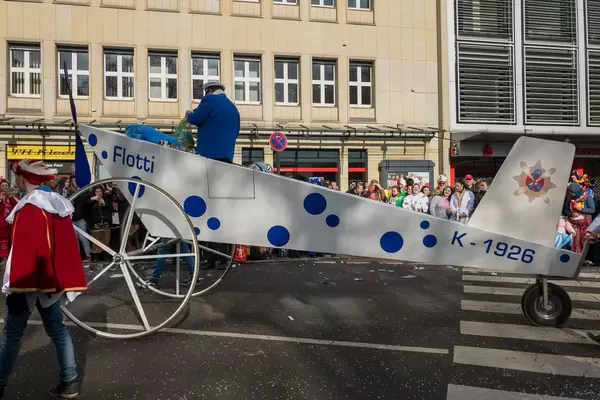 Flugzeug Flotti beim Rosenmontagszug - Kölner Karneval 2018