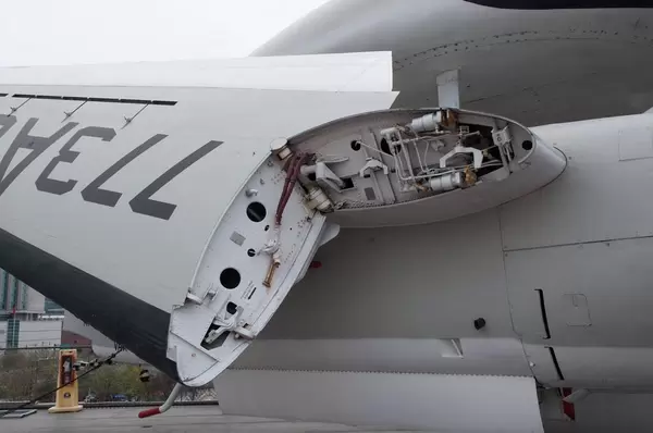 Flugzeug mit hochgeklapptem Flügel, USA