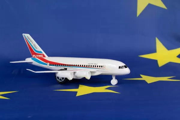 Flugzeug mit Schriftzug Happy Trip auf Flagge der Europäischen Union