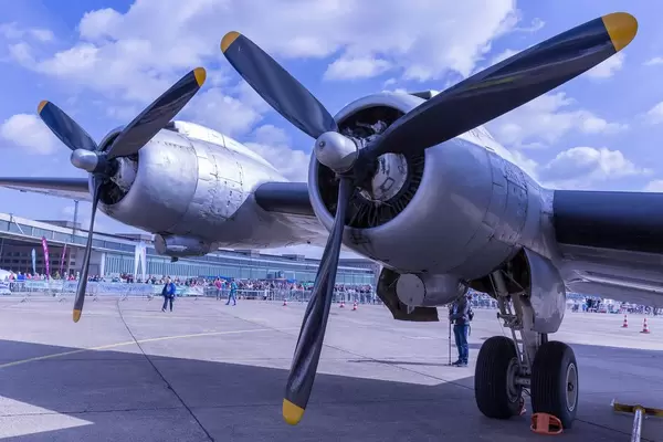 Flugzeugmotoren mit Propellern eines Transportflugzeugs