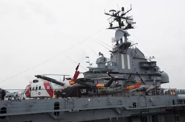 Flugzeugträger Intrepid mit ausgestellten Helikoptern in New York City, USA