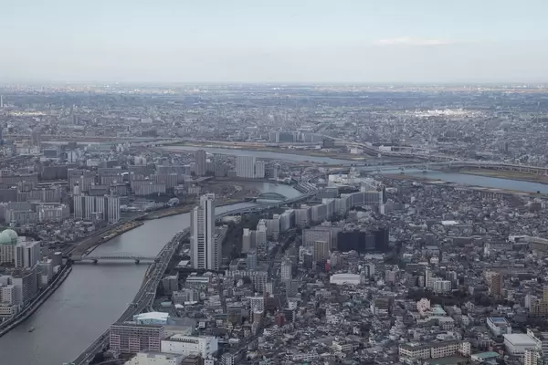 Fluss Sumida schlängelt sich durch den Betondschungel, Tokyo
