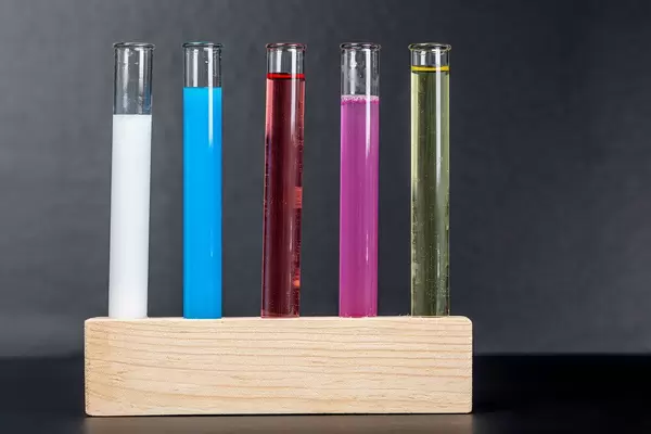 Flüssigkeiten in verschiedenen Farben in Reagenzgläsern mit dunklem Hintergrund