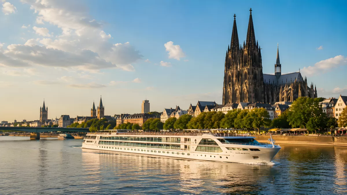 Flusskreuzfahrtschiff auf dem Rhein vor dem Kölner Dom