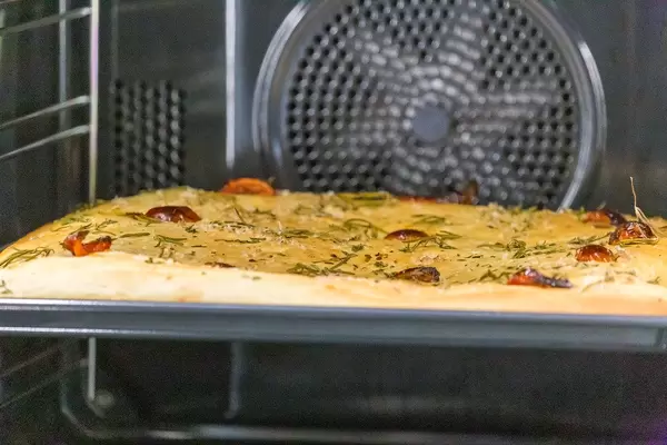Focaccia-Fladenbrot mit Rosmarin, wird im Miele FoodView-Backofen H 7860 BPX gebacken